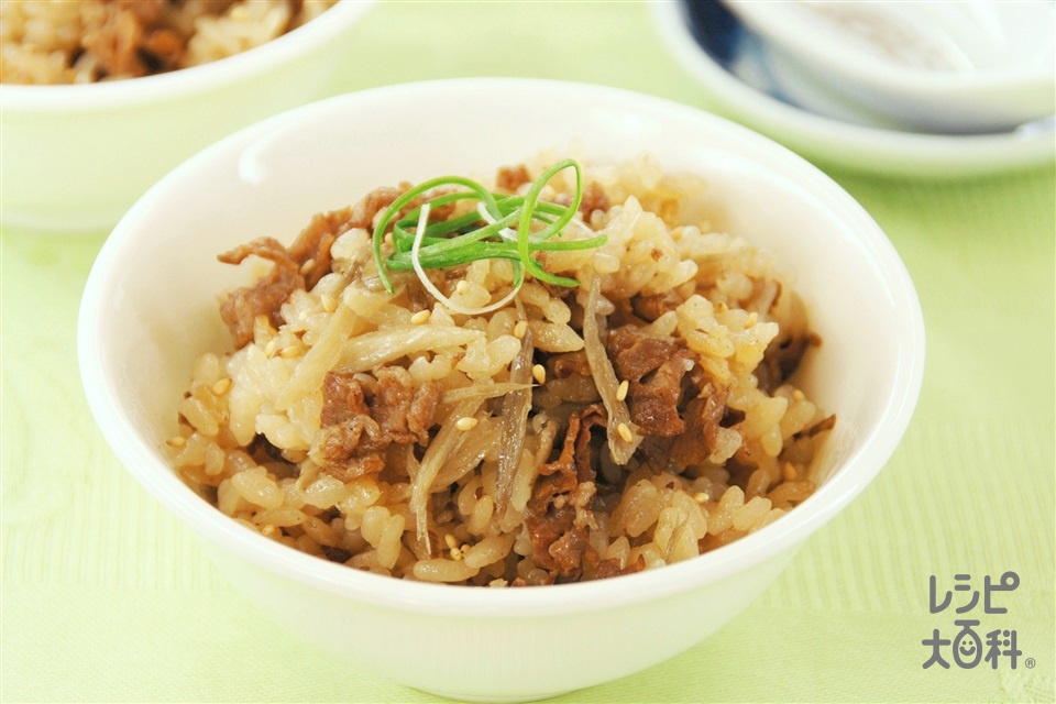 肉ごはんレシピ👨🏼‍🍳📚ちょっと贅沢に脂のある和牛を使うと、肉の旨味が米に溶け込んで、雨が続いてジメジメな気持ちもきっと吹き飛ぶ是非に😊👋🏽 -—————————材料とレシピ👇🏽🌱 ◻︎材料 ・米 2合 ・昆布 5cm角・牛蒡 1 2本 ・牛肉切り落とし 150g ・大葉 5枚