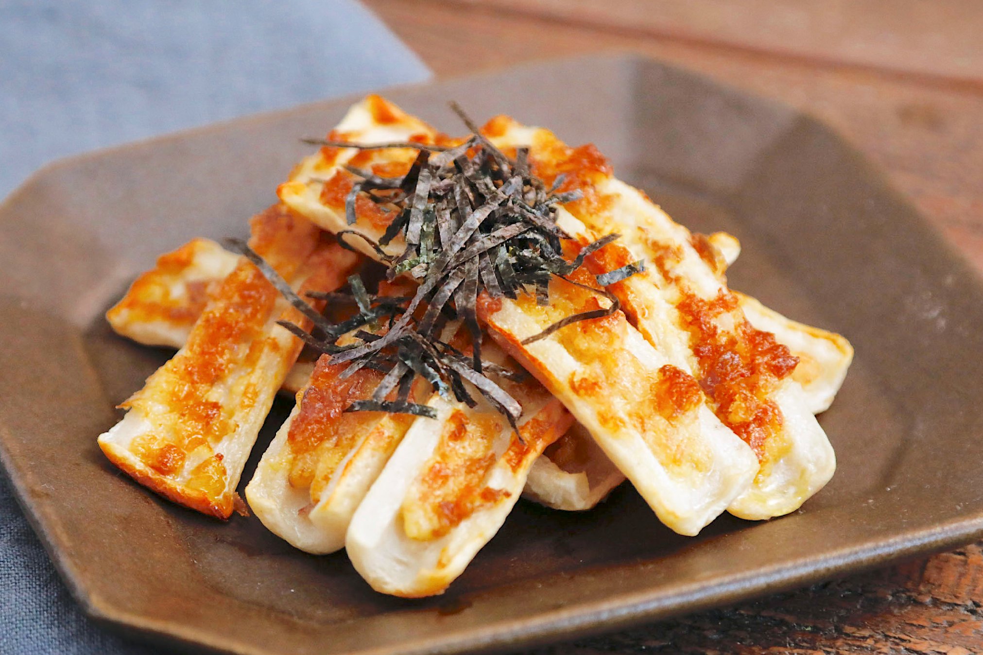 え、ちくわでピザ⁉いえいえ「ちくわのチーズ磯辺焼き」です♪チーズ・青のり・マヨでボリューミ―おかず♡ 材料費100円『あたらしい日日』こんな時代のニューノーマルな暮らし方。食と農、生活情報をお届けします