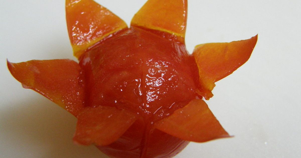 簡単トマトの飾り切り 赤いスワン！？🍅, ⁡, ⁡, トマトで真っ赤なスワンを作ってみました🍅✨,2羽が向かい合ってできるハートがとってもかわいい❣️, 切れ味のいい包丁で、みんなも挑戦してみてね♪, ⁡, ■材料, トマト, ⁡, ■作り方,1. トマトを頭と羽の部分に切り分ける。, 2. 羽部分は切り込みを入れて少しずつずらす。, 3. 頭部分は中心を切り抜く。, 4.