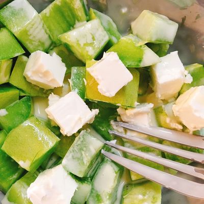 recipe まくわうりとクリームチーズのサラダ 斉藤和義 : 東京オカザキッチン