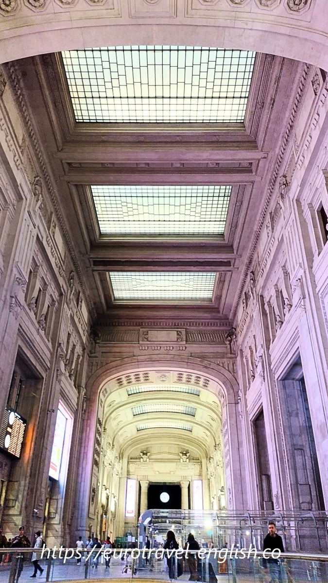 ミラノ中央駅構内のフードコート～本場の焼き立てピザをリーズナブルに！：「窯焼きピザ」は英語で何という？ - 旅行記～ヨーロッパの真ん中から