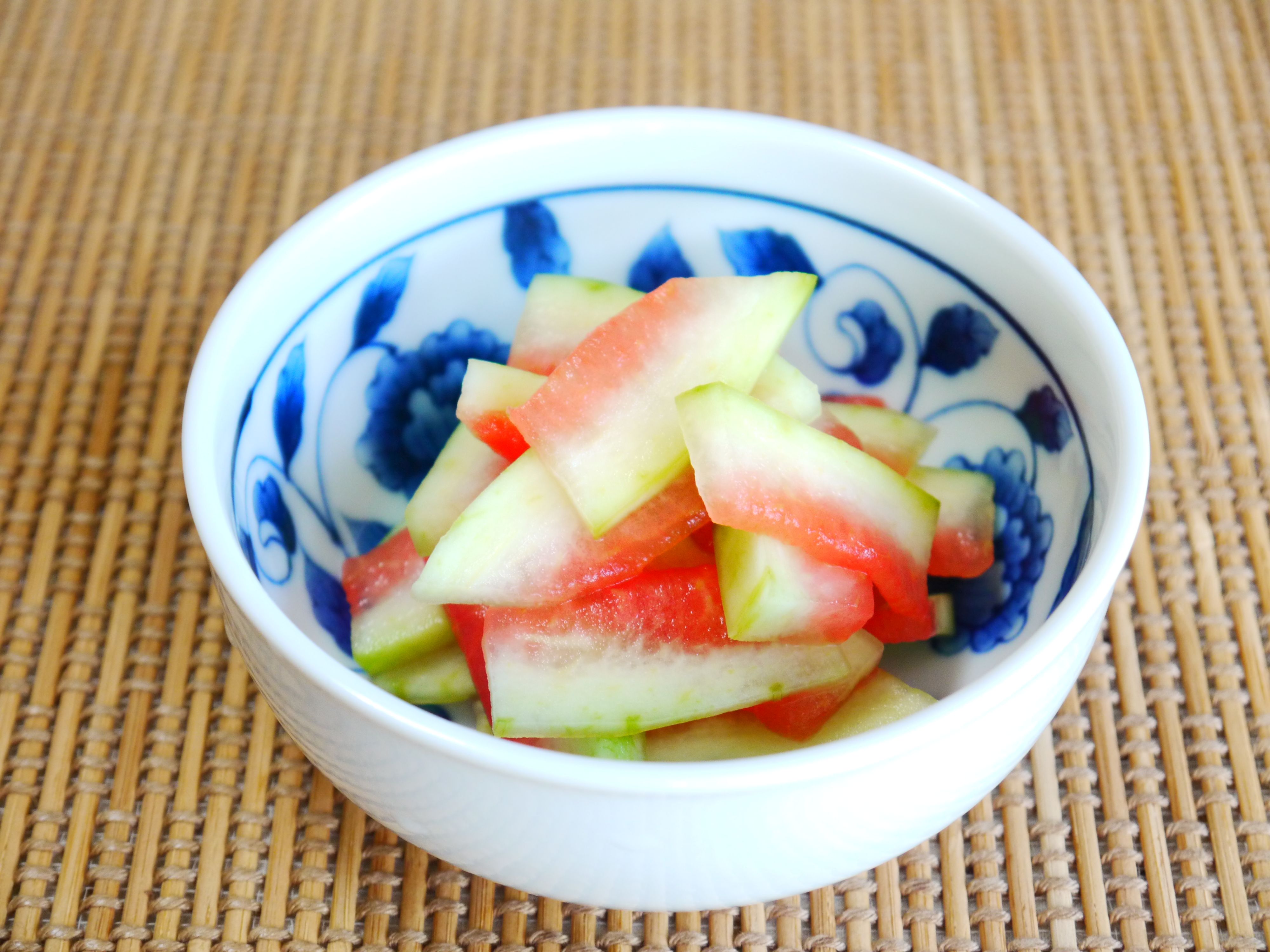 スイカの皮が一袋20円で売っていたけどお前需要と人気があったのか！？「カブトムシの餌？」「漬物にするとうまい」 - Togetter