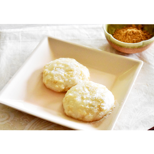 𓀧 『参鶏湯風もち米おじや』 寒い季節 身体ぽかぽか 炊飯器で簡単に作れます 1.炊飯器に骨付の鶏肉を入れる2.長葱、しょうがの千切り、ニンニクを加えお好みでクコの実やナツメを入れると本格的なお味に！3.研いだもち米、塩、鶏がらスープの素、水を加えて