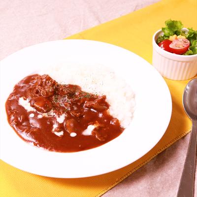 少しでも酪農家さんの力になればと「牛乳」でハヤシライス作ったら異常に旨い神の一皿になりました 『トマトクリームハヤシライス』容器に玉葱1 4個、牛肉80g、牛乳90cc、バター5g、ケチャップ小1、ハヤシルー1片、塩、黒胡椒いれラップし600w5分チンし完成 トマトと牛乳