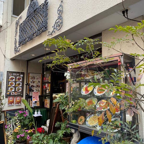 上から下まで抹茶尽くし🍵🍃✨ 京都 宇治 辻 利 兵 衛 本 店 @tsujirihei_honten いただいたのは. お濃茶パフェ 宇治誉れ 辻利兵衛さんの定番人気パフェの内容は⇩⇩⇩ . 宇治抹茶ソフト 抹茶トリュフチョコ 小豆 白玉 抹茶シフォンケーキ抹茶寒天