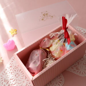セリアの香水型ギフトボックスで、, リンドールチョコを可愛くラッピング🍫💝, なんのお菓子入れても可愛いし,お菓子食べ終わっても飾っておきたい🥹🫶, バレンタインのプチギフトにぴったり🎀 , 簡単なのに高見えするからおすすめ〜！,リンツのチョコは、楽天で購入したよー♡, 購入品・愛用品は楽天𝚛𝚘𝚘𝚖に載せてます！, 『 チョコ 』で検索してみてください🔍, ▸▸@___yt.room
