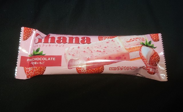 ガーナいちごのアイス『ガーナチョコ&クッキーサンド 恋味いちご！』コンビニでも購入出来るチョコ菓子 - コンビニのチョコとアイス 新商品の美味しい物を食べたいんじゃ！ コンオイジャ