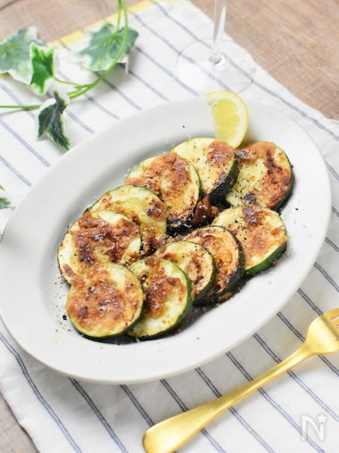 𖡂𓂃❉﻿ ﻿ ﻿ ズッキーニで作り置き４選✎︎﻿ ﻿ 夏が旬のズッキーニ♡﻿ 最近ハマってます！！﻿ ﻿ ﻿熱が通りやすいので時短で料理できるし、﻿ あっさりしてるのにとても美味しい😍﻿ ﻿ ﻿ ・ズッキーニのガーリックソテー﻿冷蔵2〜3日 ﻿ ﻿ ・ ズッキーニとトマトの