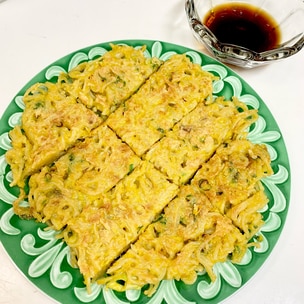 にらチヂミ✨@nattu_diet さんの投稿をお借りしました❕ ・ @nattu_diet ◀︎ レシピあります⤵︎保存したらあとで見返せるよ♡ これからチヂミは豆腐でいい！って思えるほどのクオリティーになりました✨ 小麦粉の代わりに豆腐で作るから、ヘルシー＆高たんぱく