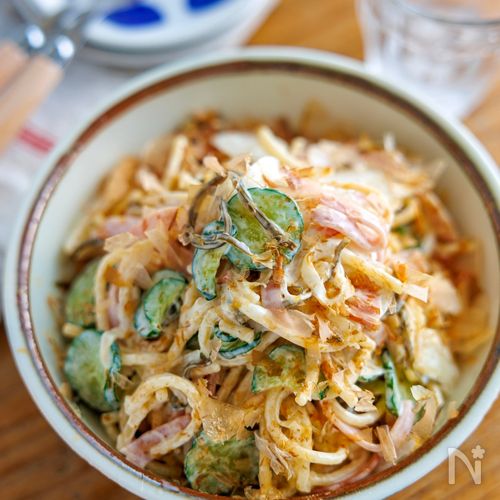 本日ご紹介するはごろもレシピは、, 『シーチキンときまぐれ漁師のサラスパ』👨‍🍳 ,シーチキン とサラスパ 、シャキッとコーンを使ったおかずサラダ。, 具だくさんで食べ応え抜群！作り置きのおかずにも重宝します。, 🕘調理時間 約20分 湯を沸かす時間は除く ,🔥カロリー 約407kcal 1人分,