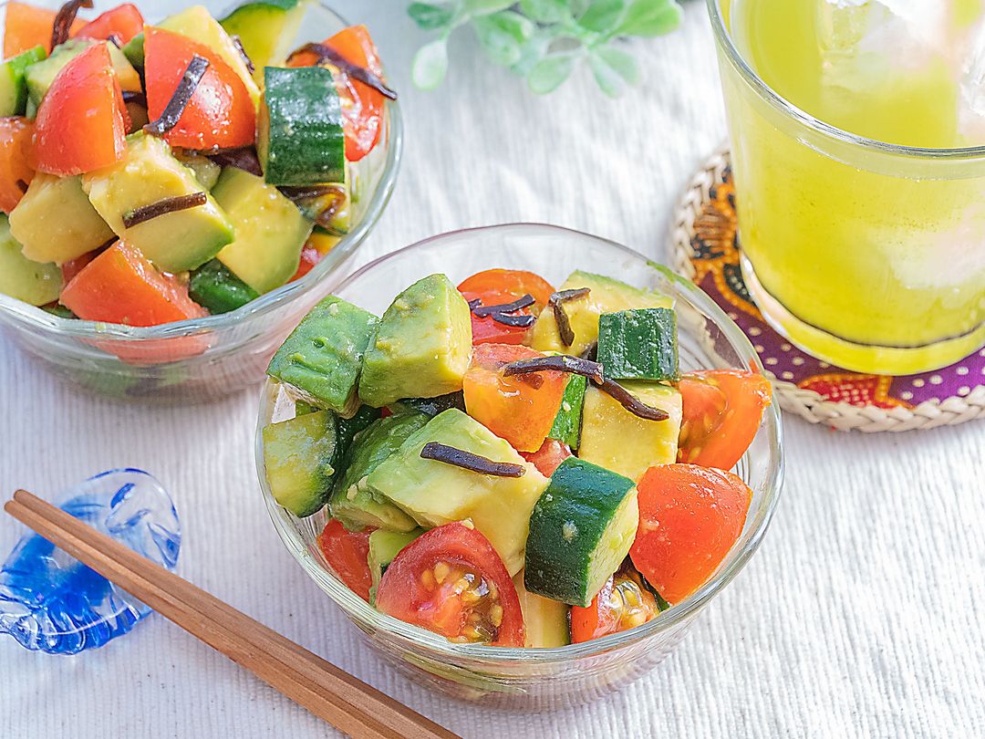 シンプルに美味しすぎる♪トマトときゅうりの塩昆布和え