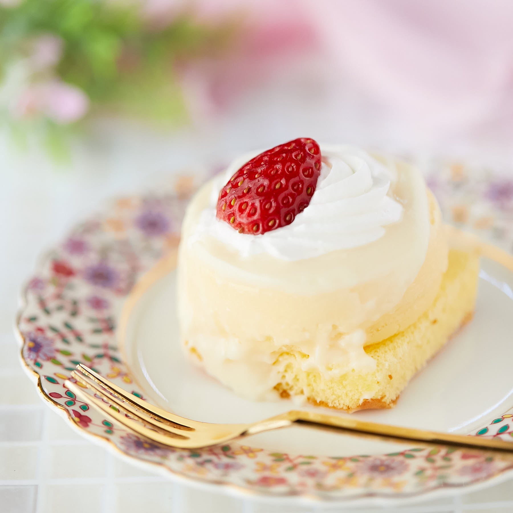 2025年1月7日 火 より、ローソンが「ICHIBIKO ふわ濃チーズケーキ いちご 335円 」を新発売します。 いちご スイーツ専門店「ICHIBIKO いちびこ 」とのコラボ、いちごの味わいが楽しめるなめらかチーズ層に、ふわふわチーズ層を重ねた、濃厚な新食感チーズケーキです