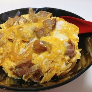 半熟とろとろが美味しい❣️たっぷりW卵の親子丼🐣つゆが染み染みの濃いめの具に 卵黄を崩して食べると絶妙な バランスの味わいに🙈♬︎ご飯がモリモリ進みます🍚.*˚ 卵は2回に分けて入れる事で よりとろ〜っとした半熟に 仕上がりとっても美味しいです✨ 卵黄で残っ