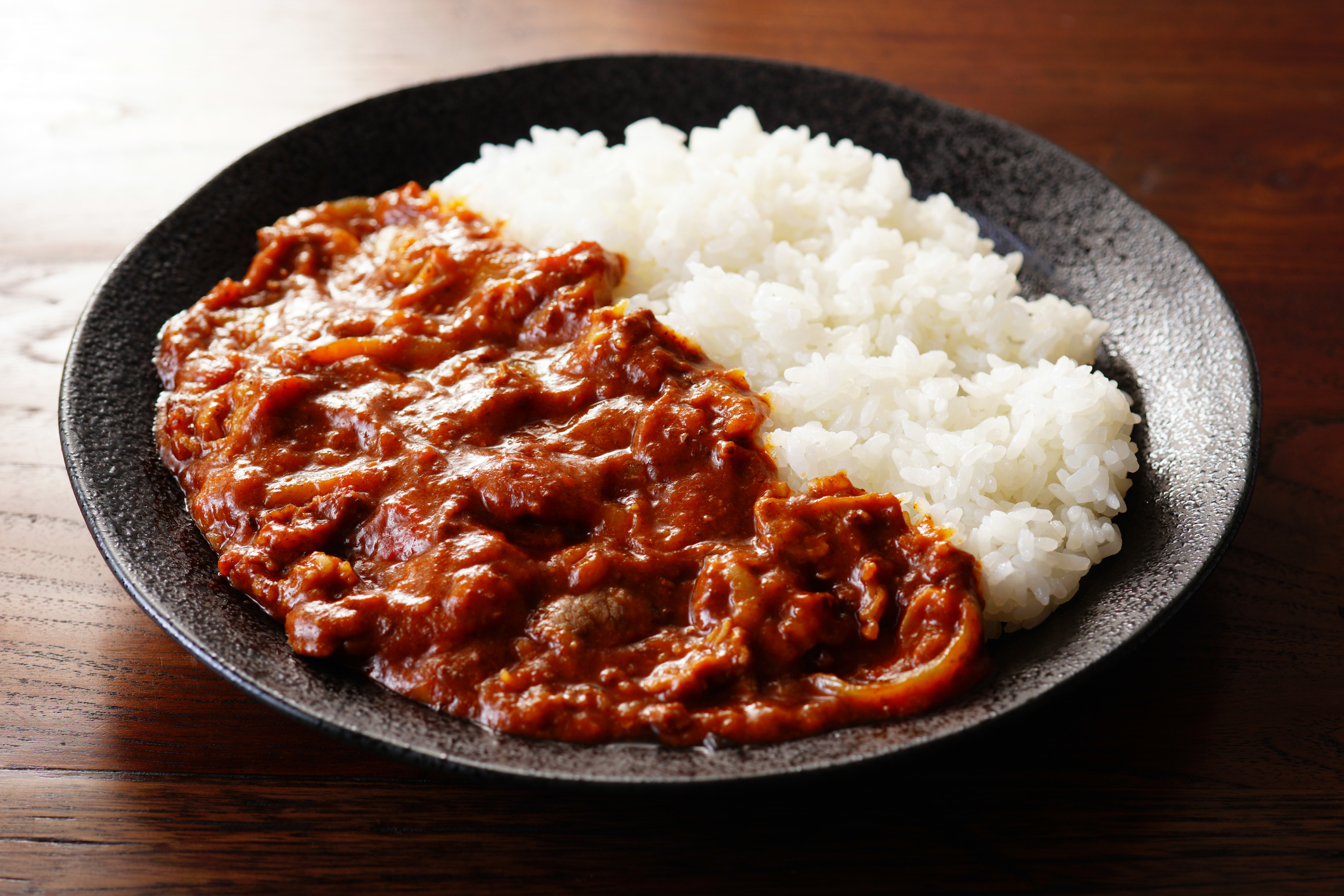 隠し味は◯◯？！ ⠀ハートごはんのハヤシライス💝 ⠀ ⠀ ハインツのデミグラスソースでハヤシライスはいかが？⠀ご飯の形はハート型にして見た目も可愛く仕上げてみても⭕💕⠀ ⠀ このレシピのポイントはなんと「ビターチョコレート」を使うこと！🍫⠀ コクも出て