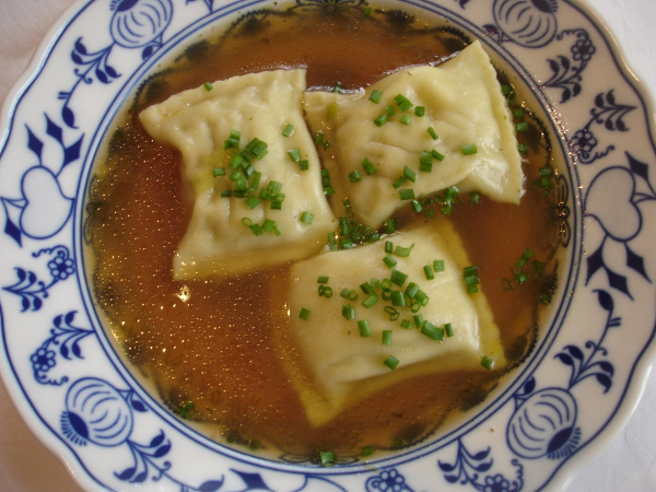 ドイツ ラヴィオリのマウルタッシェンほうれん草と肉は皿の上にクローズ アップ。上から水平ビューの写真素材・画像素材 Image 59778453