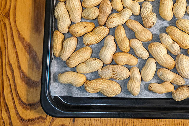 フライパンで煎り落花生