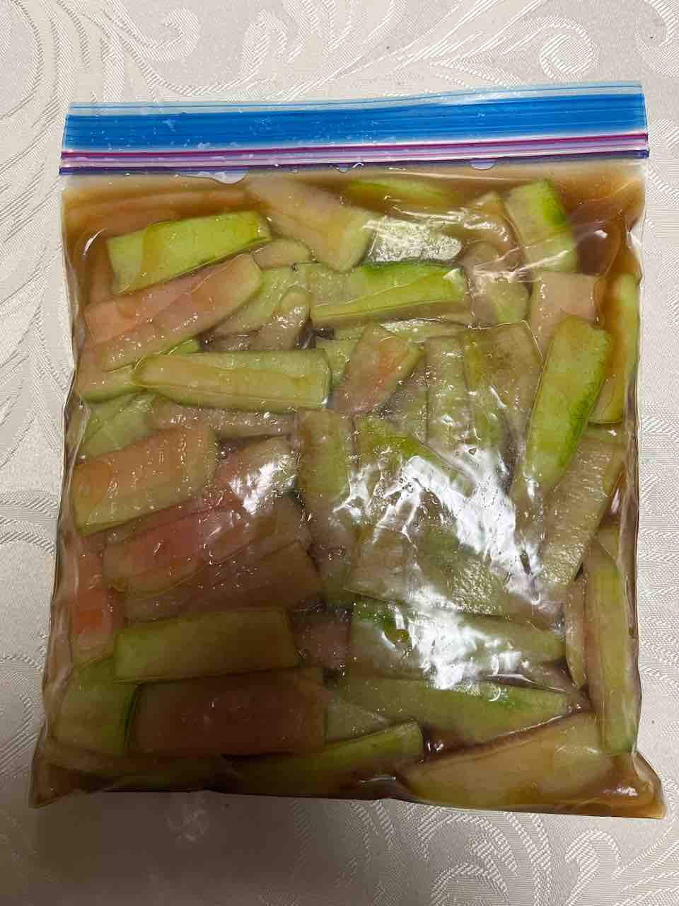 食べたあとのスイカどうしたらいい❓ 漬物にするという手もあるけど わたしは畑の土に環すことにします😊 @harebare0502スイカの皮スイカの皮の処理に困る家庭菜園