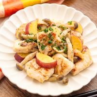 レシピあり▷▷ ⁡ こんばんは〜 今日は「バター醤油ペッパーじゃがチキン」です✨ ⁡ ほくほくポテトとジューシーな鶏肉を、ガーリックバター醤油で味付けしました😋こってり美味しい、ボリュームたっぷりの一品です✊🏻 ⁡ とっても簡単なので 材料とやる気32%ご用意して