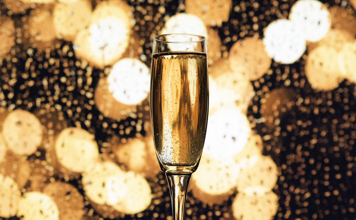 お酒のボトルをアクリルディスプレイで豪華に魅せようアクリル製品制作ならエムプラチック