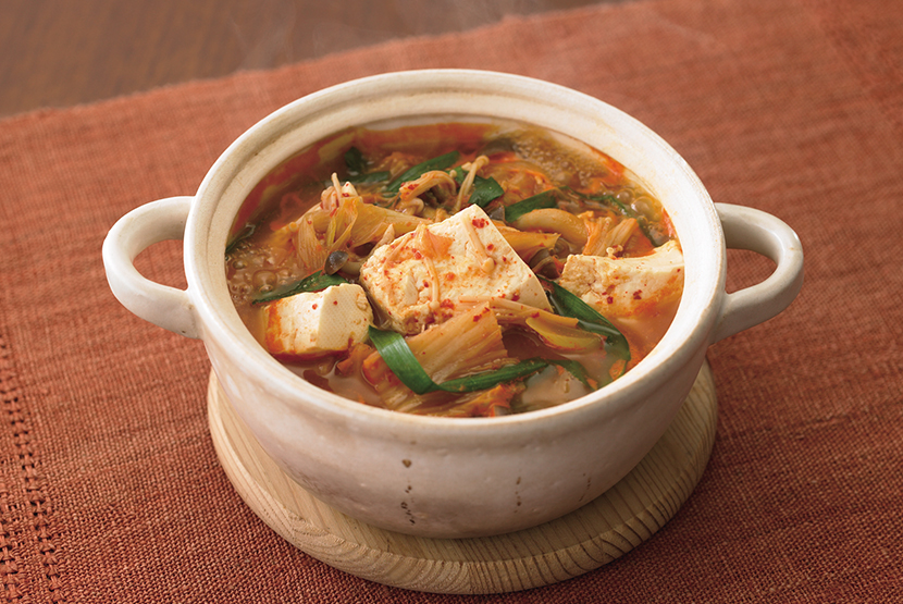 ローソン「具だくさんスープ」に鍋風“コク旨ごま豆乳 旨辛味噌チゲ味”登場 - グルメ Watch