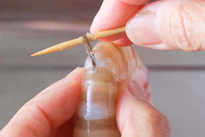 ソースが絶品・殻付背開きエビの白ワイン蒸し焼き