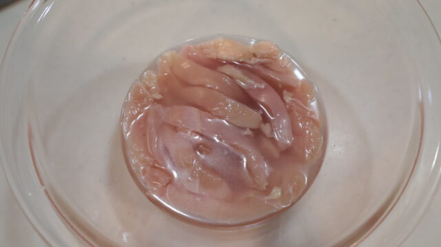 お待たせしました、お待たせしすぎて忘れられたかもしれません← 鶏むね肉、ささみ肉のレシピまとめです🌞 ブライン液は、改定してこの分量にしました！間違いのない、オーソドックスな分量です！よろしくお願いします🥹♥️ なにかのお役にたてれば嬉しいです