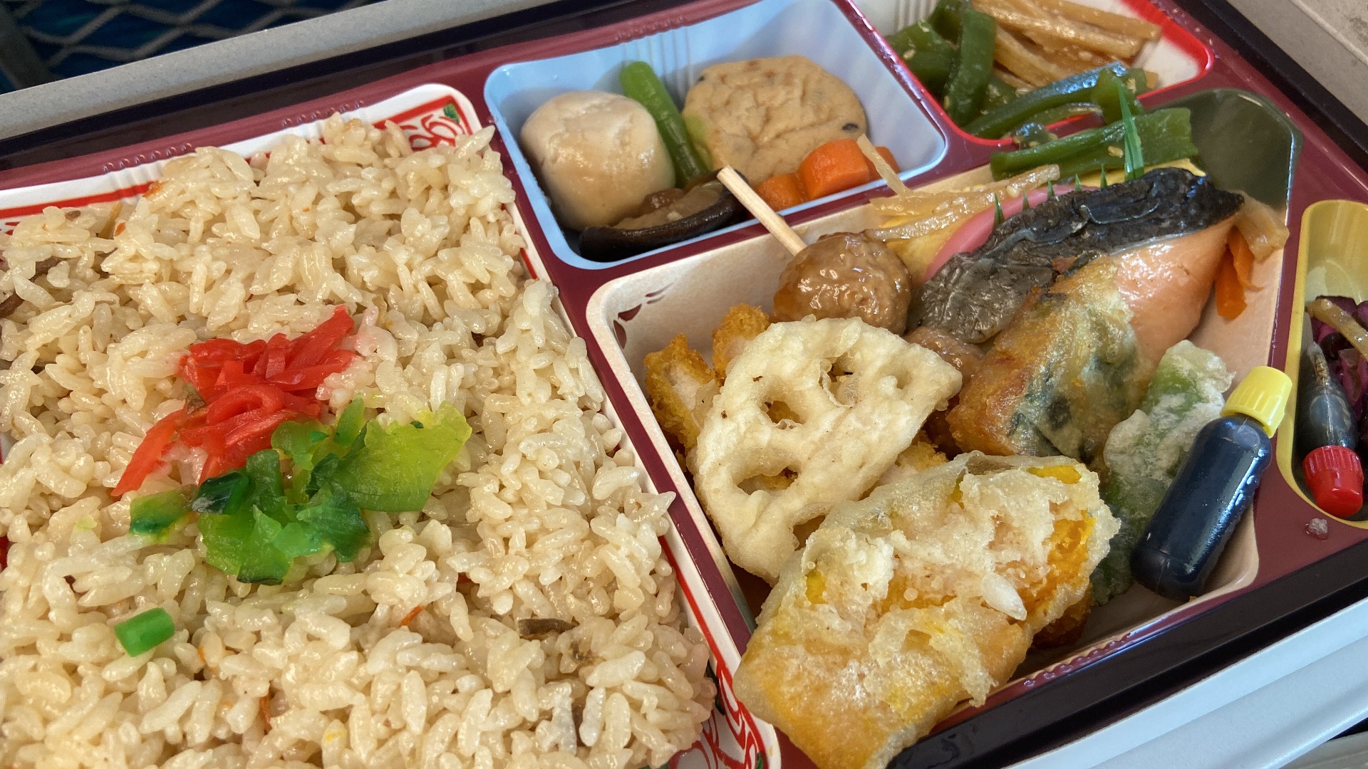 京都からの東海道新幹線車中で食べたもう一つの駅弁は、妻セレクト。すっかりブランド化した老舗、創業は安政3年、下鴨茶寮の人気のお弁当、おやさい京小箱です。ラベル表記ではおやさい下鴨弁当となっています。名称の通り野菜の弁当で、肉や魚は一切入っていない、特長