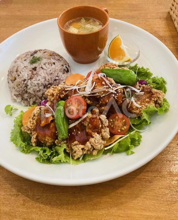 おしゃれなカフェ素材 唐揚げプレートご飯 - No: 23808428写真素材なら「写真AC」無料 フリー ダウンロードOK